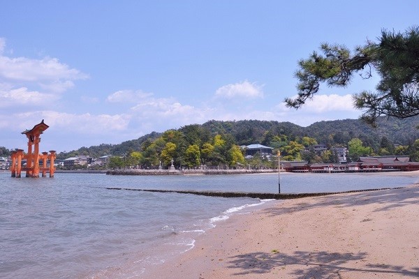 厳島神社を望む西松原の砂