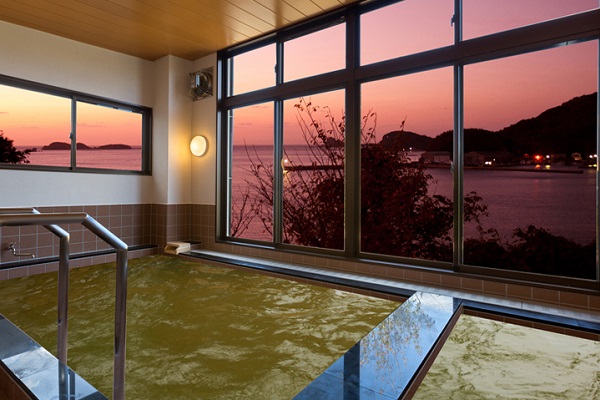 夕景の温泉大浴場