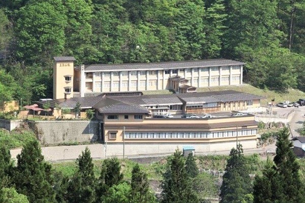 国民宿舎五箇山荘外観